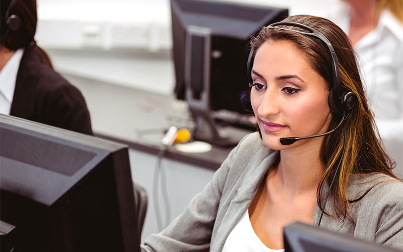 Kauffrau für Dialogmarketing bei der Arbeit