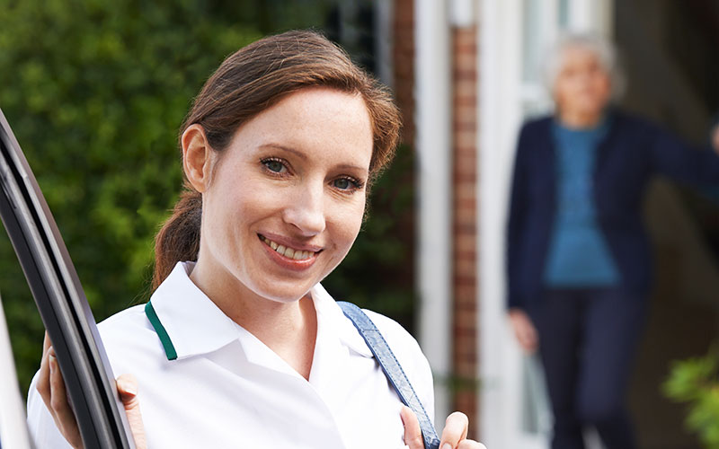 Pflegerin besucht Seniorin zuhause