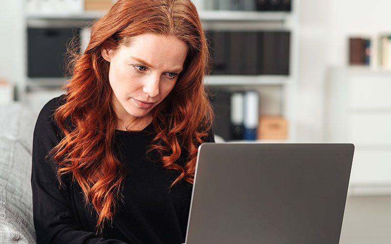 Junge Frau nutzt E-Learning am Laptop